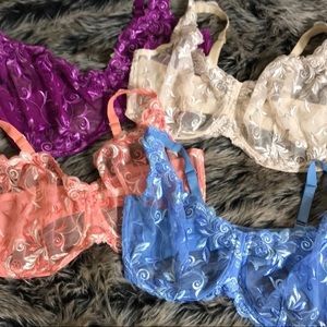 Bundle of 4 Soma bras.